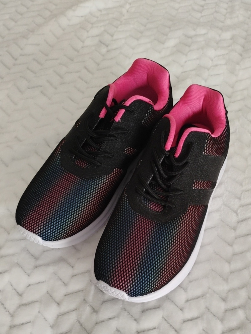 NWOT Nautica Women’s Black Sneakers with Pink Lining and Multicolor Mesh